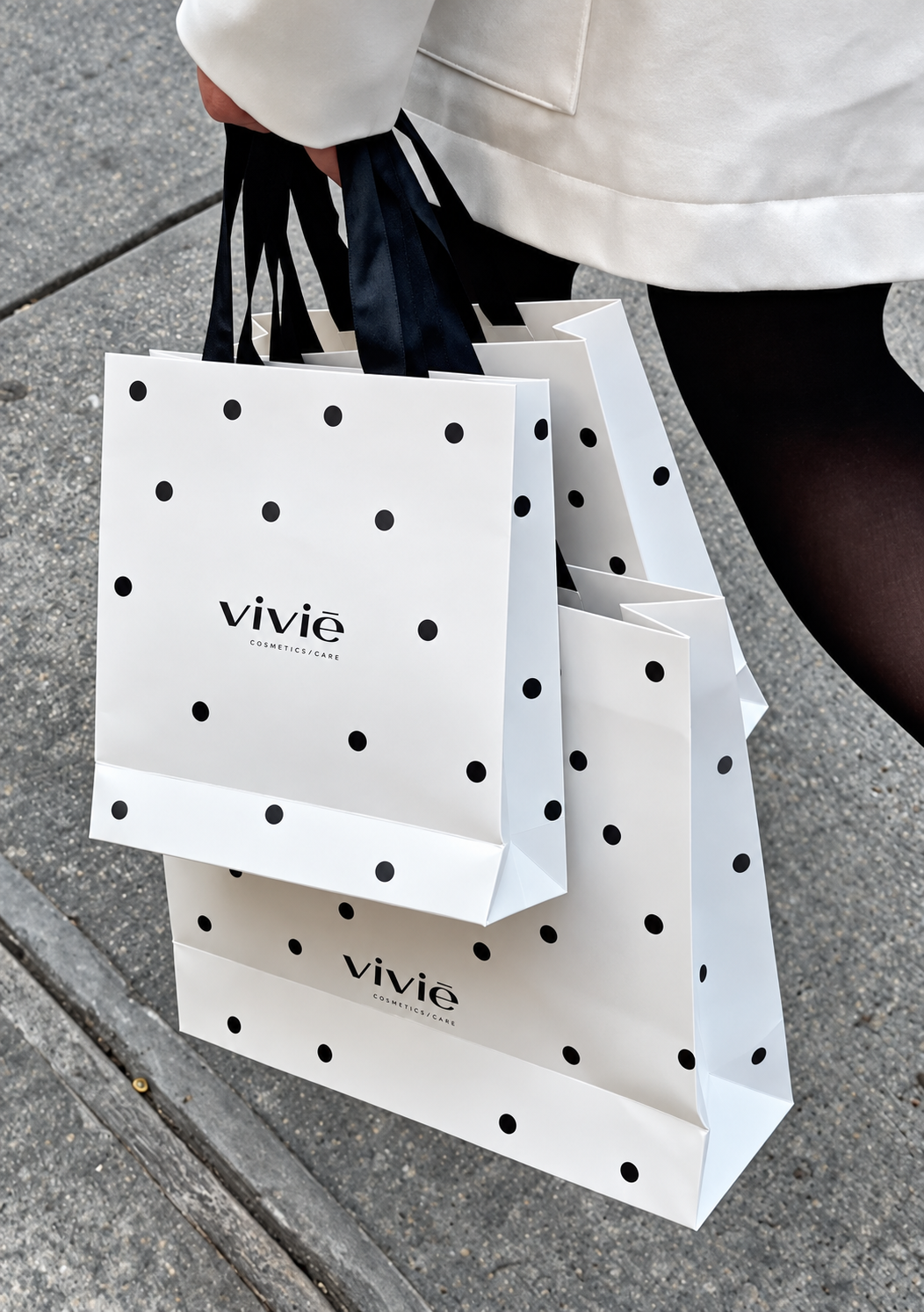 One-colour print example on white patterned bags